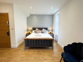 Luxury Apartment I Next to Brighton Beach and Shopping Center